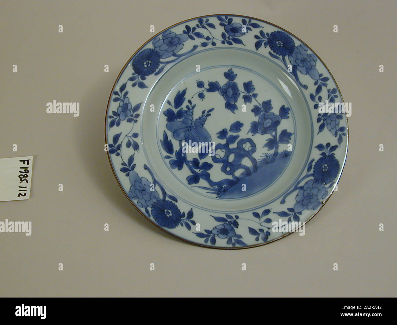Plaque, fin 17e/début du 18e siècle, les coller avec porcelaine bleu décor décoration., Total : 1 po × 8 pouces 3/4 (2,5 × 22,2 cm Banque D'Images