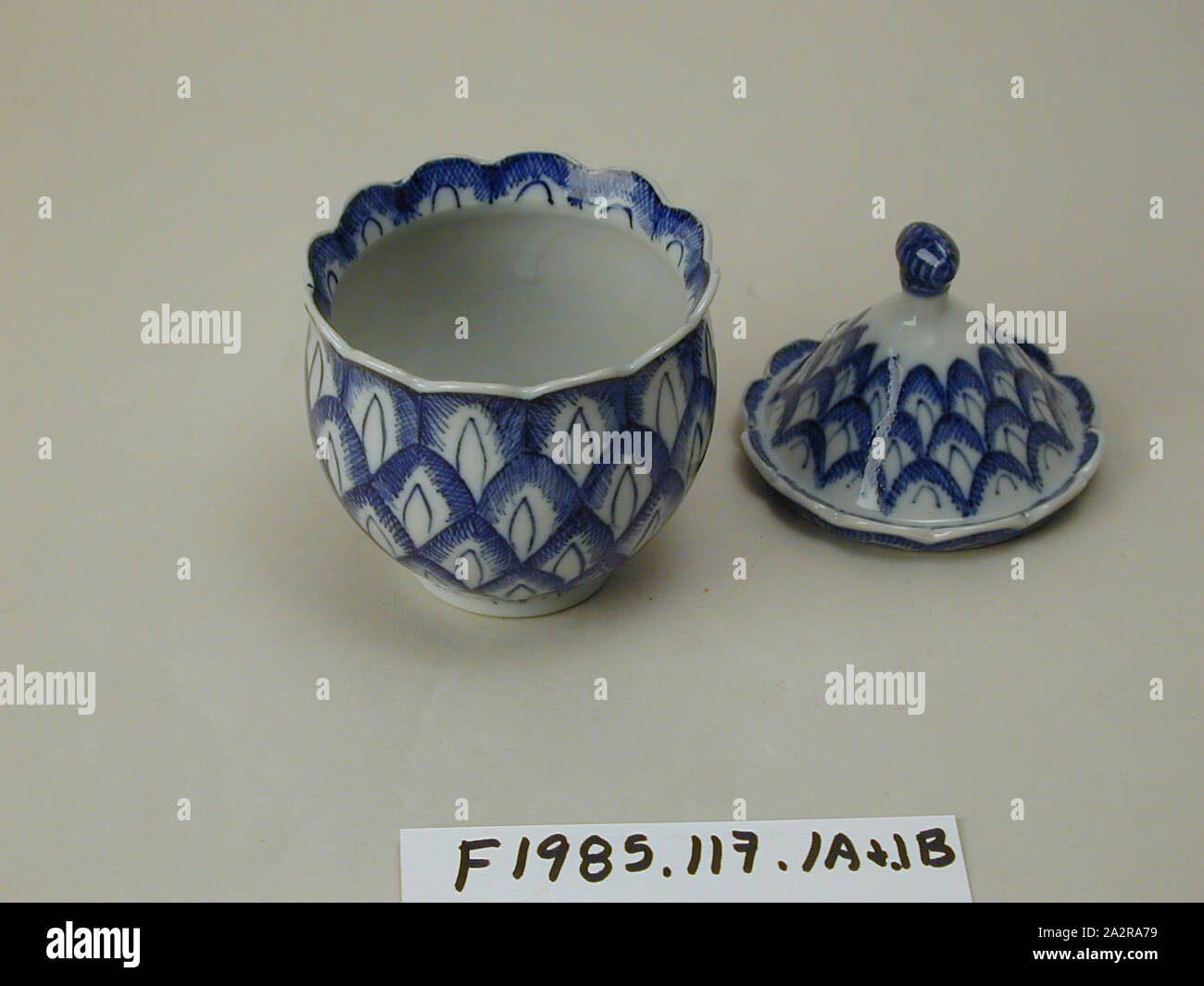 Pot de Creme, 19e siècle, carreaux de porcelaine à pâte dure avec décoration bleu sous glaçure, Total : 4 × 3/16 2 3/4 pouces (10,6 × 7 cm Banque D'Images