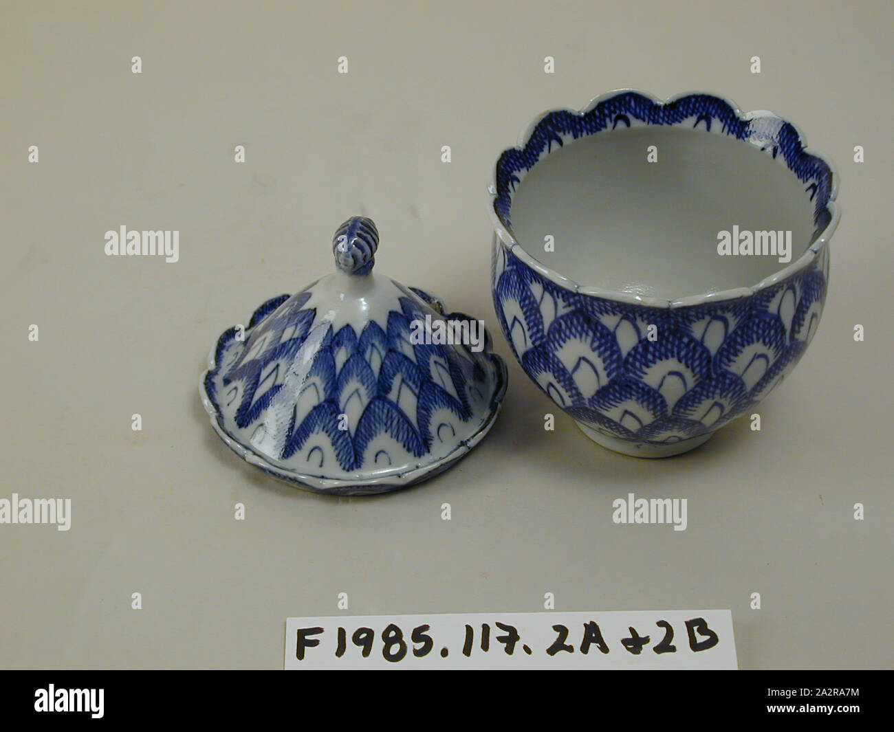 Pot de Creme, 19e siècle, carreaux de porcelaine à pâte dure avec décoration bleu sous glaçure, Total : 4 1/4 x 2 3/4 po (10,8 × 7 cm Banque D'Images