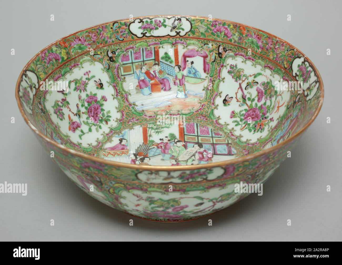 Bol, ca. 1850, émaillée porcelaine pâte dure avec émail polychrome, Total : 5 3/8 x 12 3/4 po (13,7 × 32,4 cm Banque D'Images