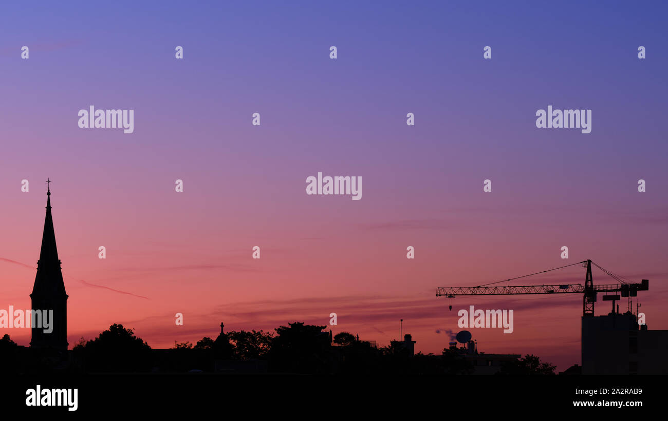 Silhouette de bâtiments en ville contre ciel romantique au coucher du soleil Banque D'Images