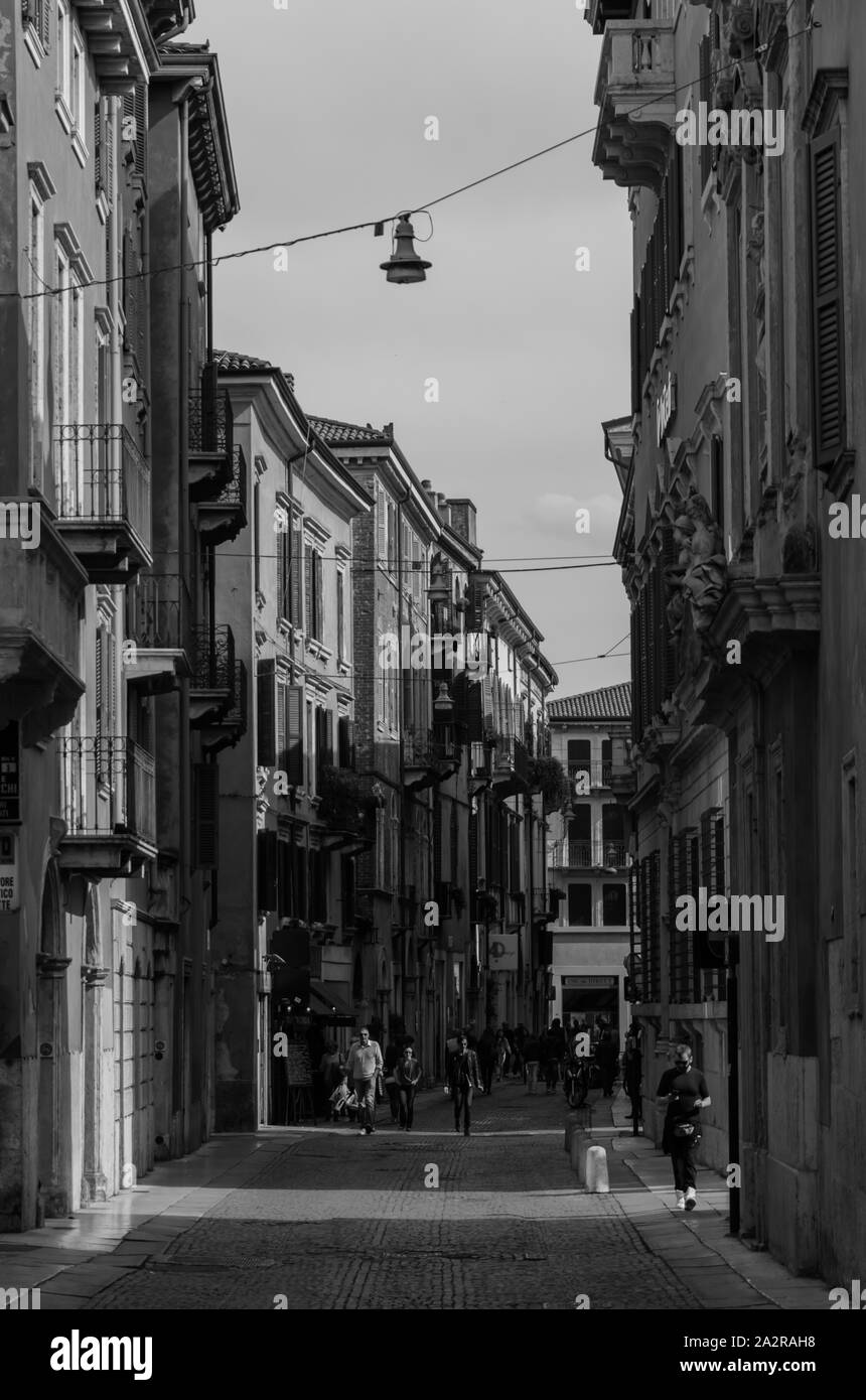 Une photo en noir et blanc des rues de Vérone. Banque D'Images