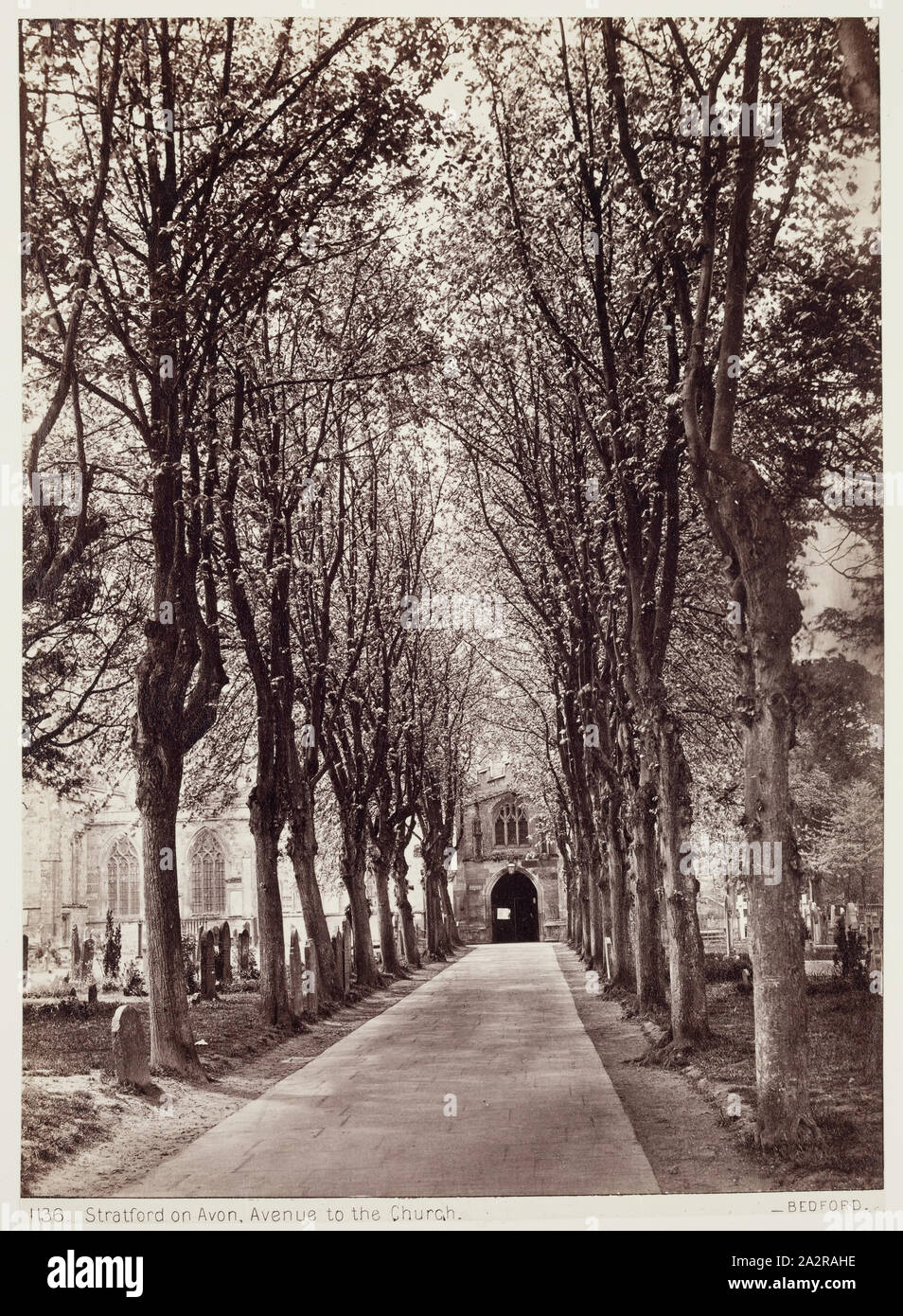 Inconnu (Anglais), Sir Francis Bedford, anglais, 1816-1894, Avenue de l'Église, Stratford sur Avon, entre 1870 et 1880, à l'albumine à partir de négatifs sur verre au collodion, Image : 8 1/2 × 6 1/8 pouces (21,6 × 15,6 cm Banque D'Images