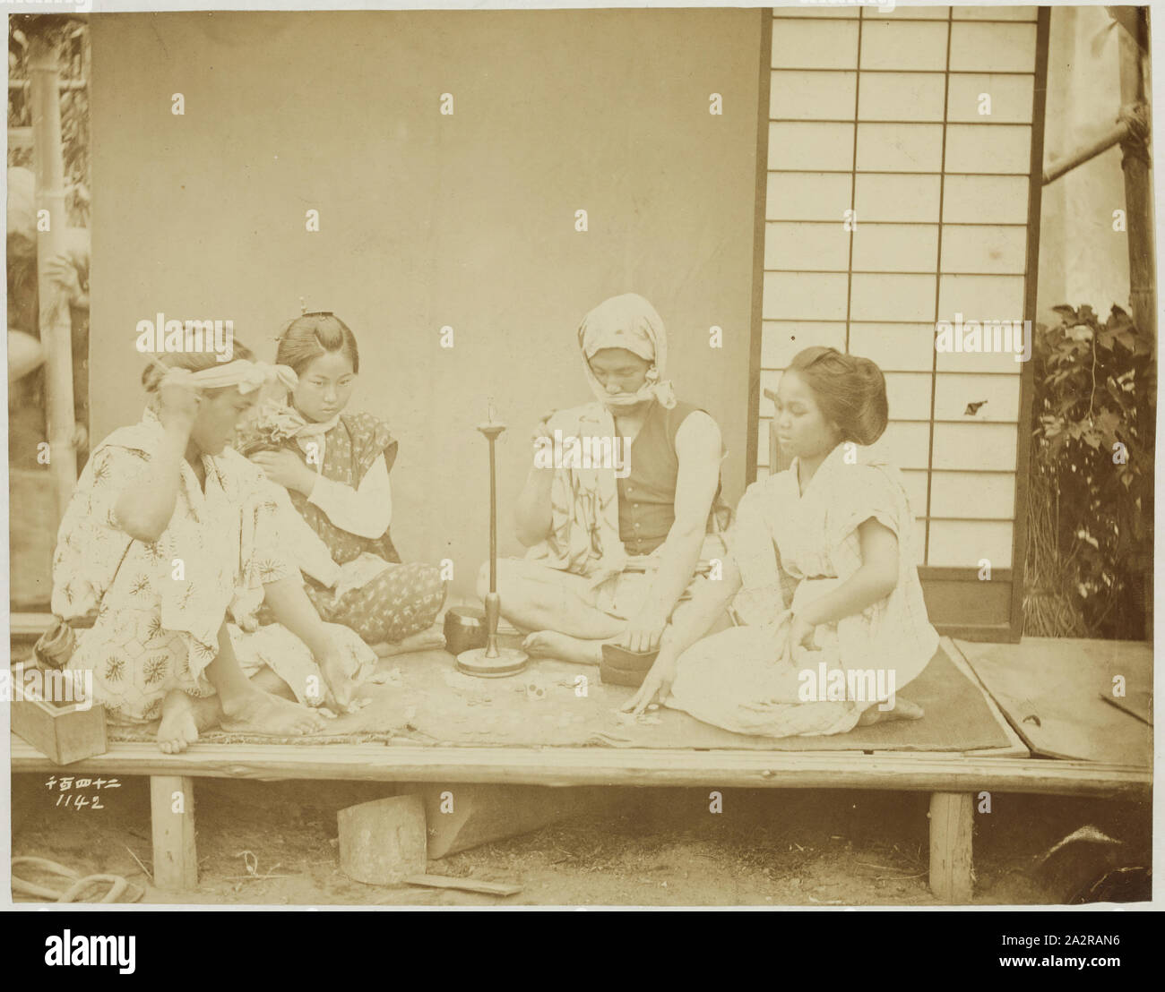 Inconnu (japonais), jeux, 1884, à l'albumine, de l'image : 5/8 5 × 7 1/4 pouces (14,3 × 18,4 cm Banque D'Images