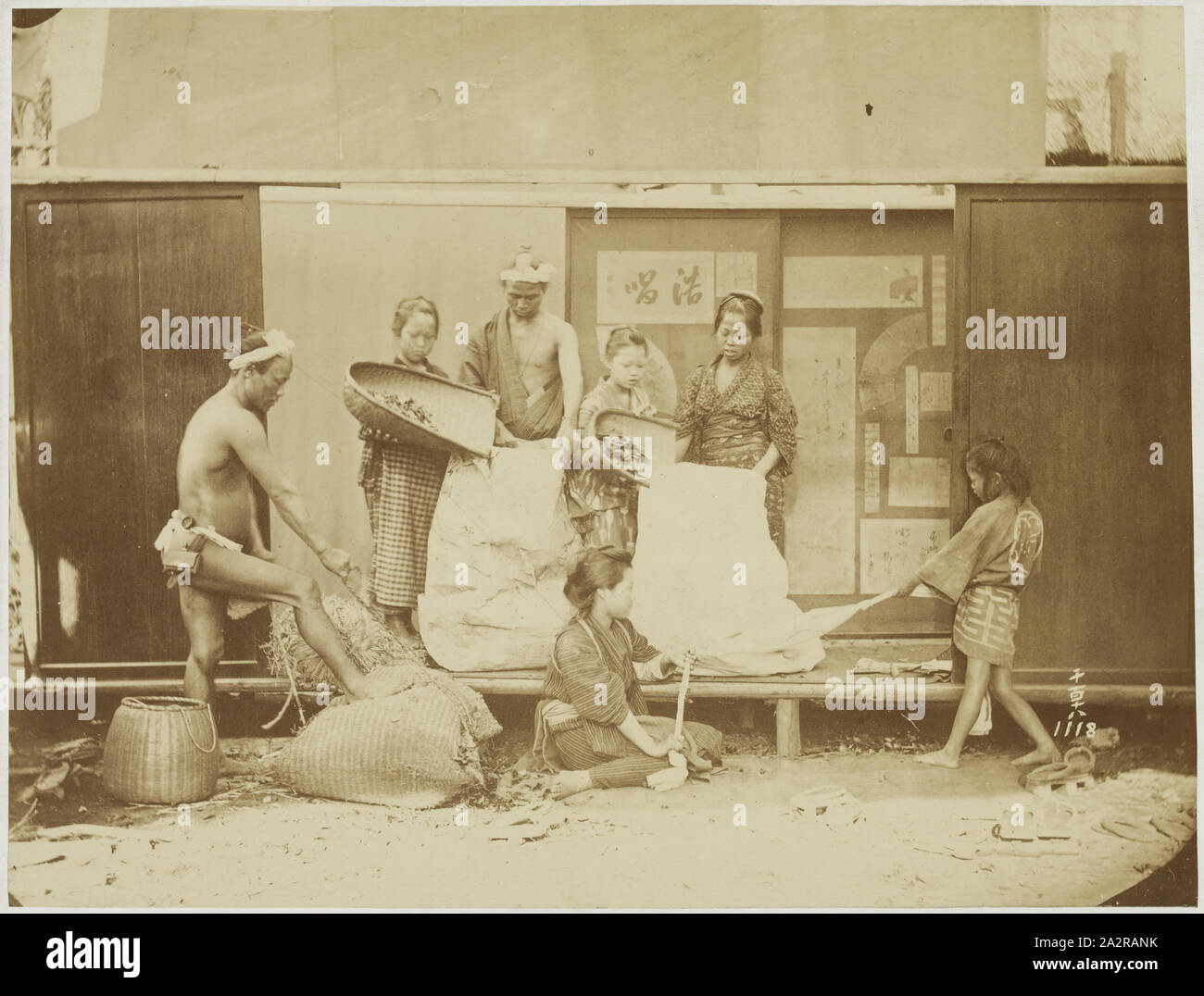 Inconnu (japonais), remplissage des matelas, 1884, à l'albumine, de l'image : 1/2 5 × 7 pouces 3/8 (14 × 18,7 cm Banque D'Images