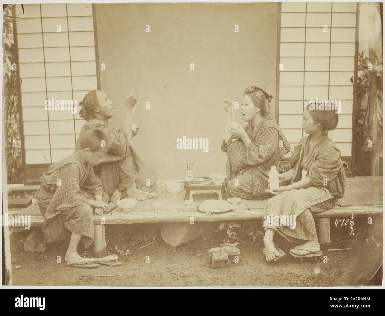 Inconnu (japonais), la vie de famille, 1884, à l'albumine, de l'image : 1/2 × 10 5 3/4 pouces (14 × 27,3 cm Banque D'Images