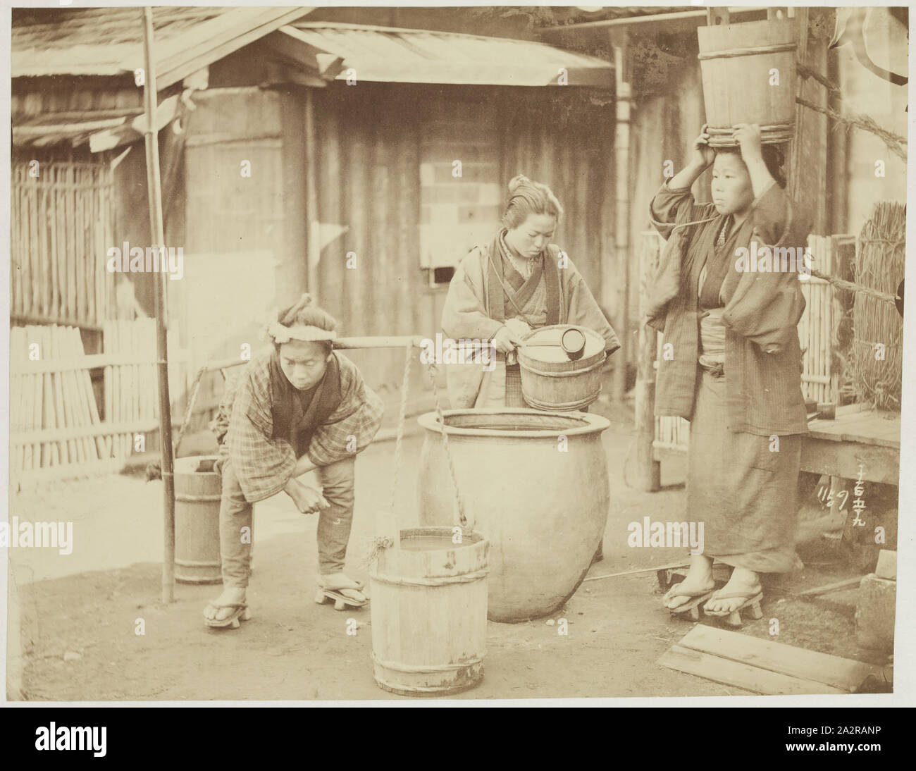 Inconnu (japonais), d'Intérieur, 1884, à l'albumine, de l'image : 1/2 5 × 7 pouces (14 × 17,8 cm Banque D'Images