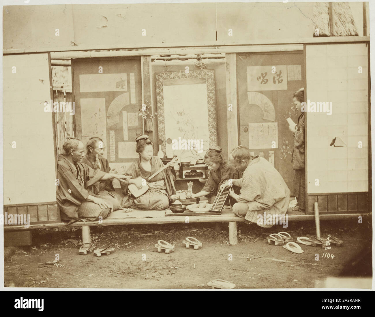 Inconnu (japonais), d'Intérieur, 1884, à l'albumine, de l'image : 5/8 5 × 7 1/4 pouces (14,3 × 18,4 cm Banque D'Images