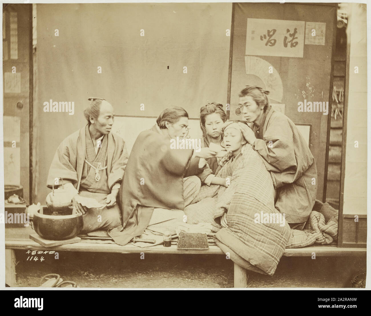 Inconnu (japonais), la guérison des malades, 1884, à l'albumine, de l'image : 3/4 5 × 7 1/4 pouces (14,6 × 18,4 cm Banque D'Images