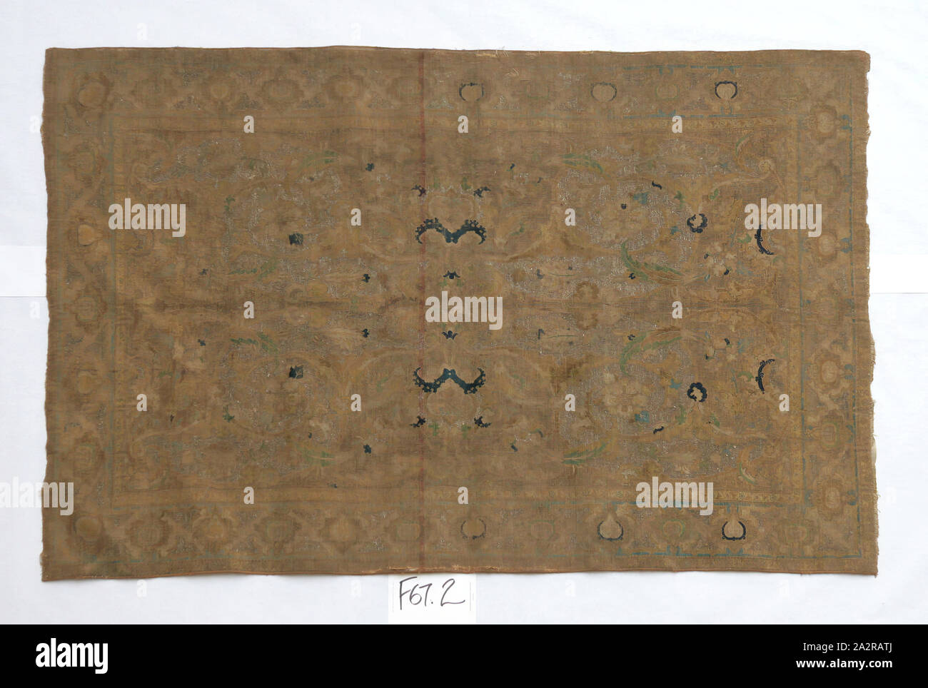 L'Iran islamique, polonaise, tapis, début du 17e siècle, la soie et fils de métal ; carte du registraire : Soie, attachés en Sehns noeuds, sur chaîne de coton, fil d'argent avec brocading, 83 1/2 x 54 1/2 po Banque D'Images