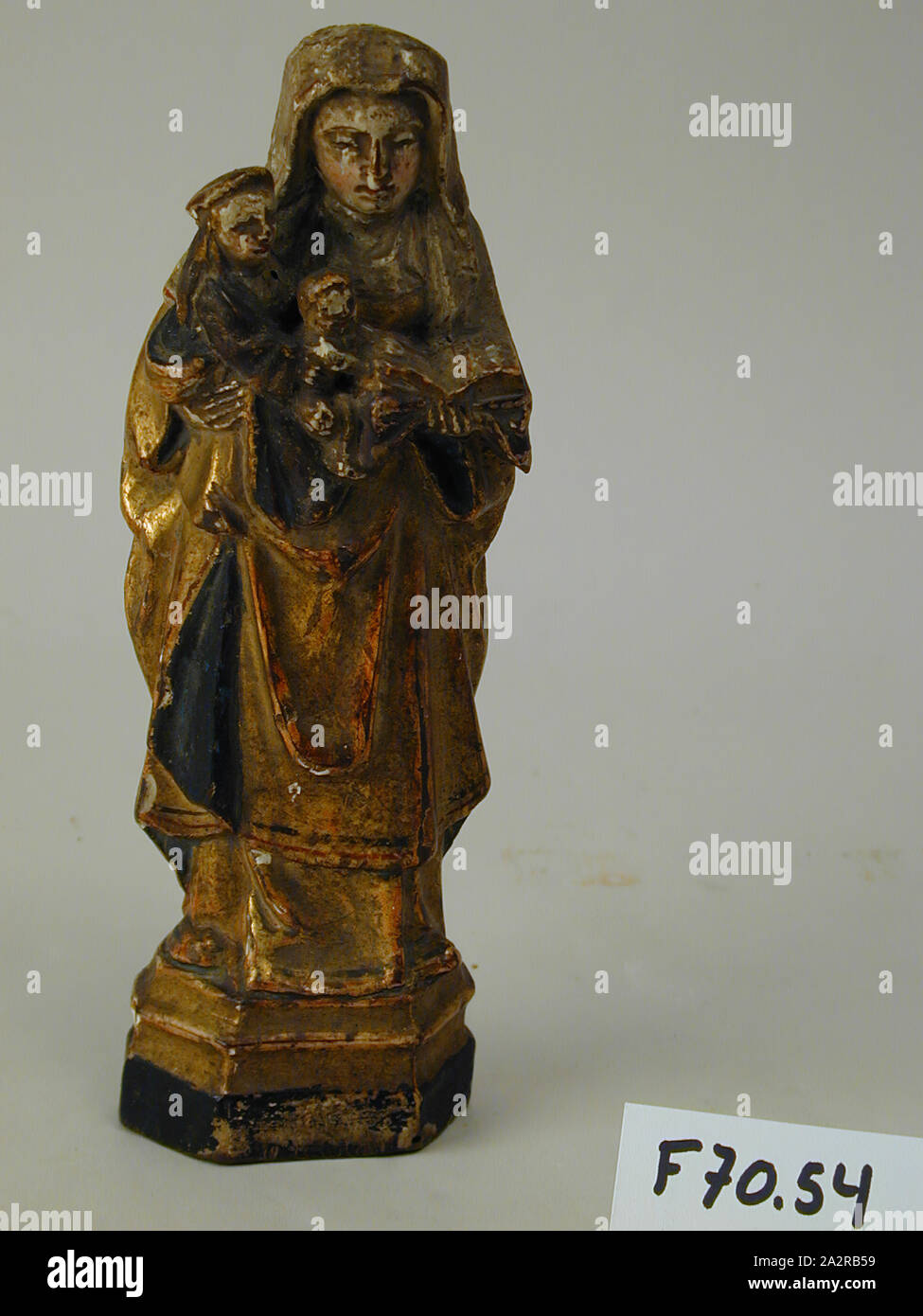 Sainte Anne avec la Vierge Marie et l'Enfant Jésus, au début du 16e siècle, bois doré avec décor polychrome, Total : 8 × 2 × 7/8 1 3/8 pouces (20,3 × 7,3 × 3,5 cm Banque D'Images