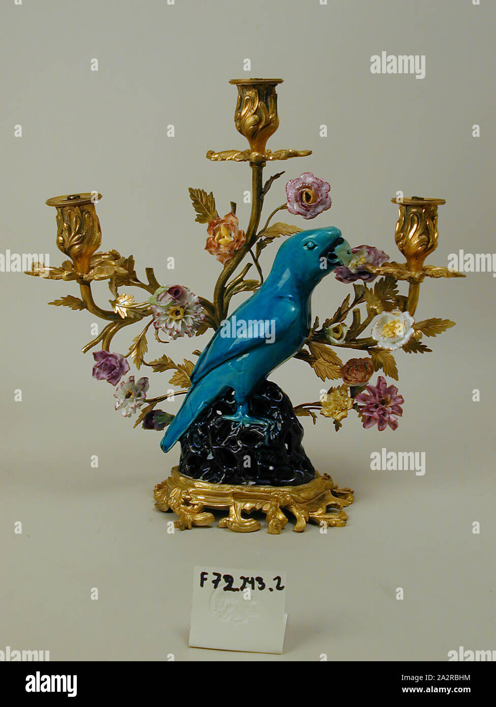 Candélabres, 18e siècle, les coller avec porcelaine or moulu mount, 13 1/4 x 13 1/4 x 5 in. (33,7 x 33,7 x 12,7 cm Banque D'Images