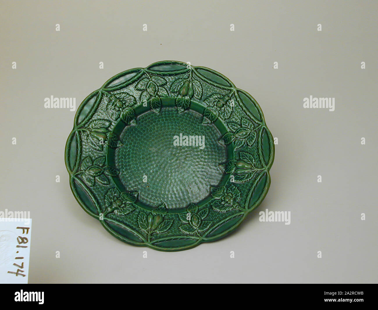 Inconnu (Anglais), la plaque avec motif fruits, ch. 1760, terre cuite vernissée, Hauteur x diamètre : 1 x 7 1/2 in. (2,5 x 19,1 cm Banque D'Images