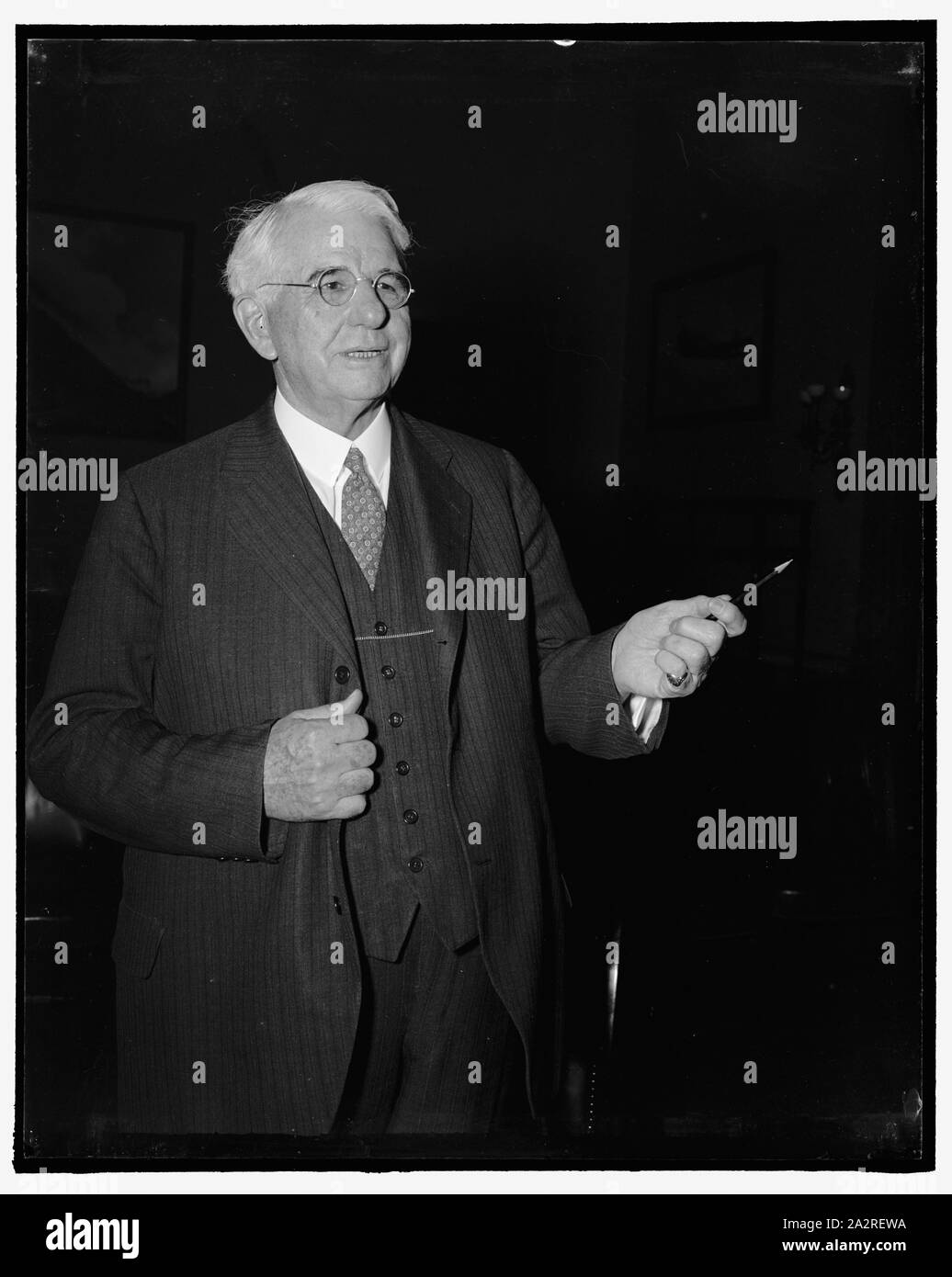 Chemins de fer dans la forme essentielle pour la défense nationale, comité de la Chambre a dit. Washington, D.C., le 31 janvier. L'homme responsable de l'exploitation des chemins de fer américains pendant la Seconde Guerre mondiale, Carl R. Gray, maintenant vice-président de l'Union pacifique, a dit à la Chambre aujourd'hui Interstate Commerce Commission qu'un système ferroviaire dans l 'état physique' est essentielle pour la défense nationale. Il a témoigné dans le cadre d'Omnibus du comité Président Lea,transport 1-31-39 Banque D'Images