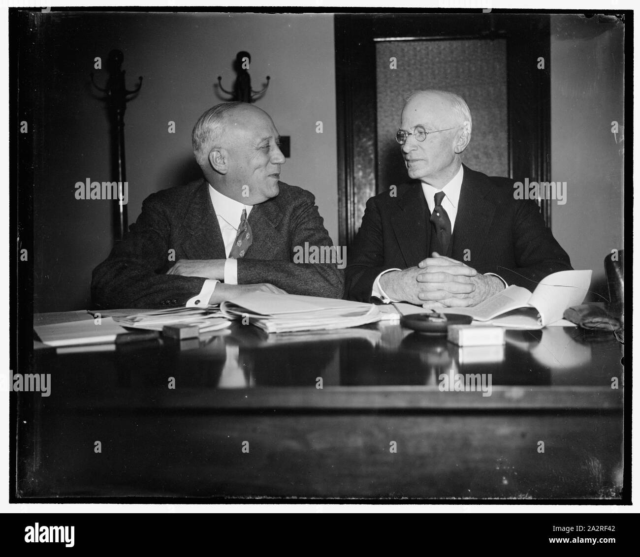 Têtes de fer. Washington, D.C., le 11 mars. M.W. Clement, (à gauche) Président de la Pennsylvania Railroad, et Daniel Willard, Prexy du B&O, photographié à la réunion du conseil d'administration de l'Association of American Railroads ici aujourd'hui. Les cadres supérieurs ont été remis en séance spéciale de chercher un soulagement pour l'état financier critique des plus grands de l'industrie, 3/11/38 Banque D'Images