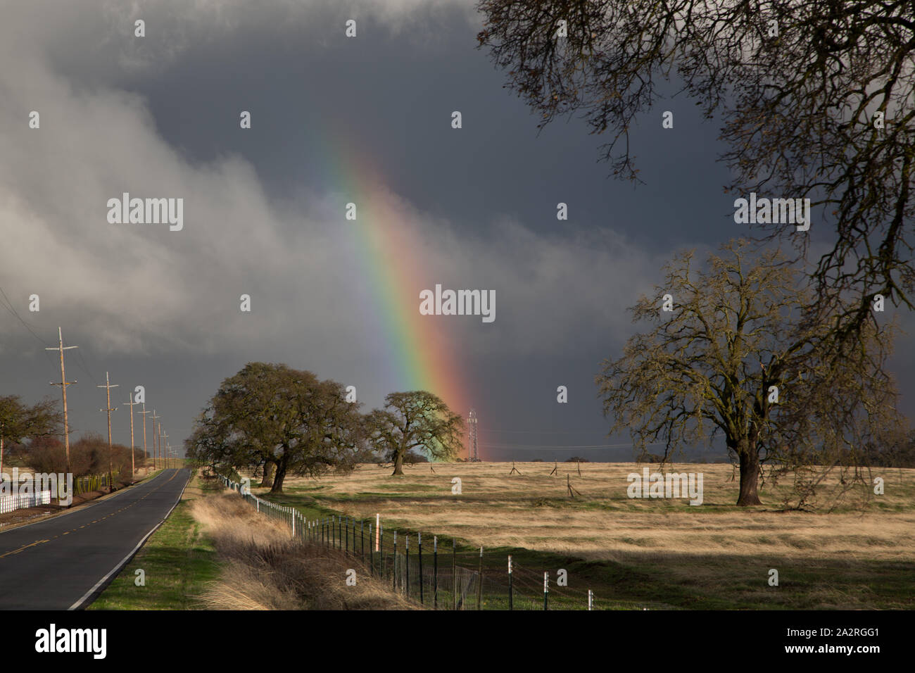 Rainbow et complexe les nuages se forment après plusieurs pouces de pluie sur plusieurs jours près de Stockton, Californie. Banque D'Images
