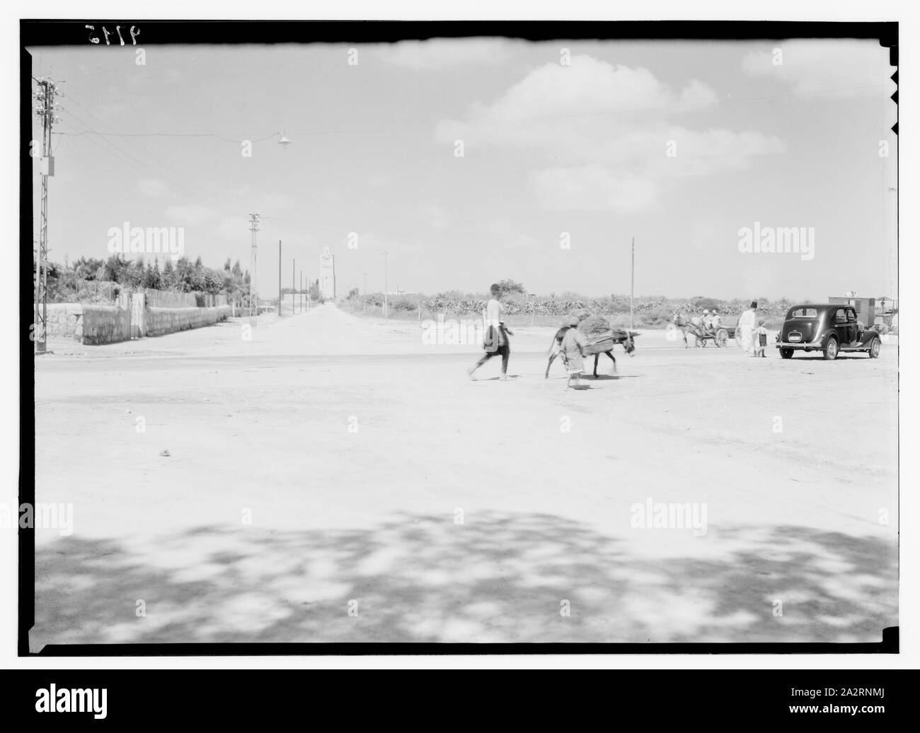 De Ramleh, Tel-Aviv. Jaffa Road en passant par la tour de Ramleh montrant des quarante Martyrs à distance Banque D'Images