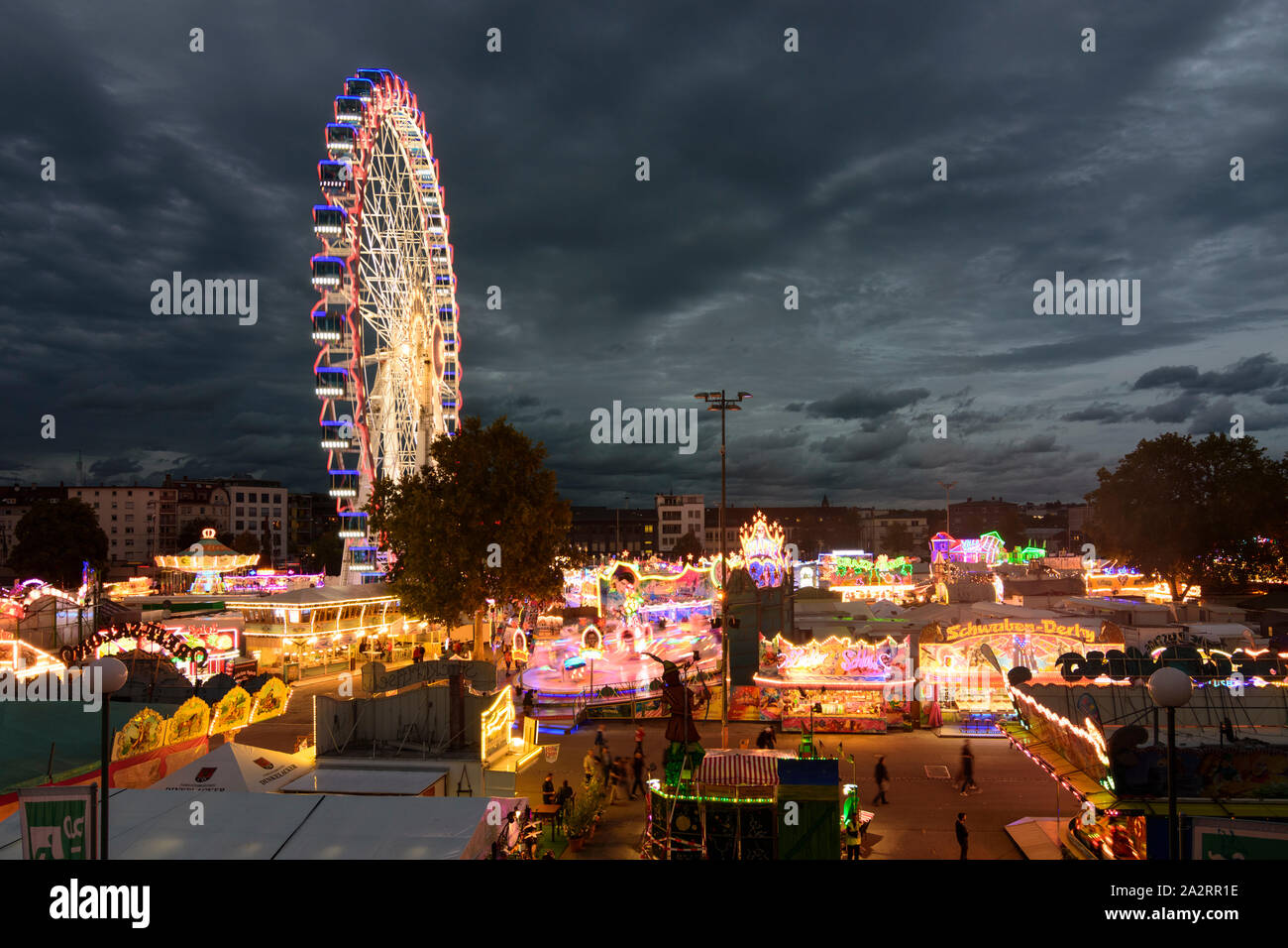 Cannstatter Volksfest Stuttgart : ((beer festival, fête foraine) voyageant à Cannstatter Wasen, Grande Roue dans la Région Stuttgart, Bade-Wurtemberg, Germa Banque D'Images