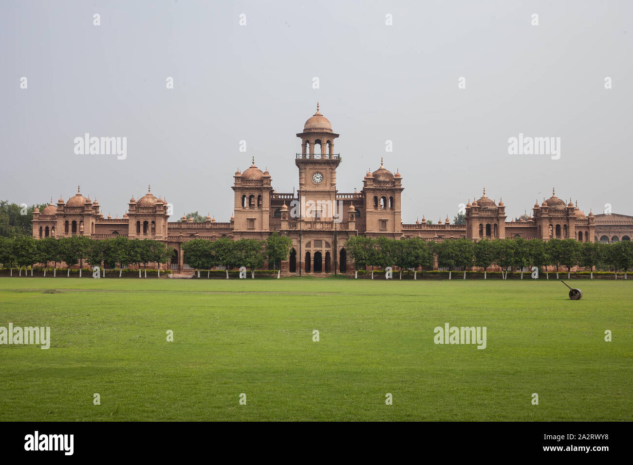 Islamia College, Peshawar (اسلامیہ کالج پشاور‎ : Ourdou) est une université publique située au milieu de Peshawar, Khyber Pakhtunkhwa, au Pakistan. Banque D'Images