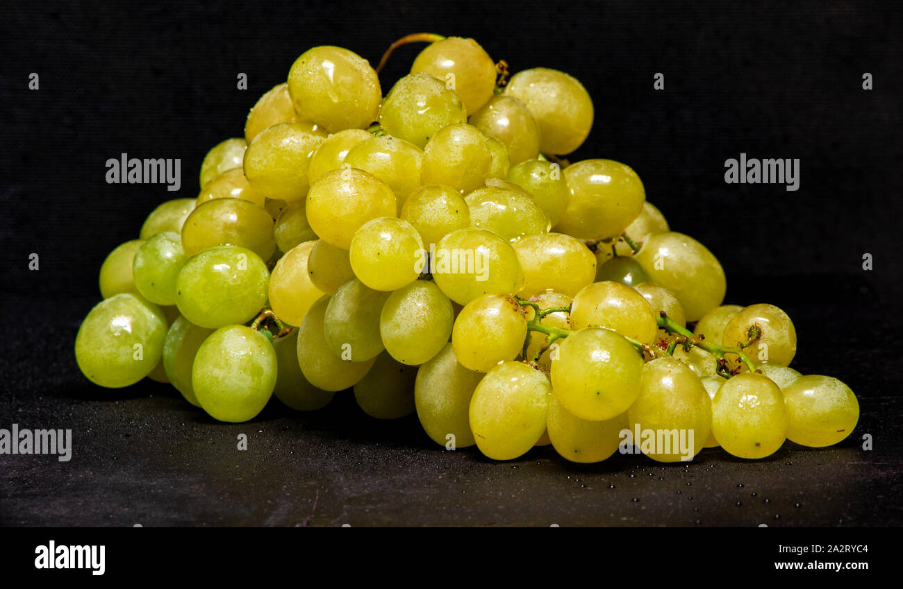 À partir de raisins blancs et biologique bio agronomie dynamique sur un fond noir Banque D'Images