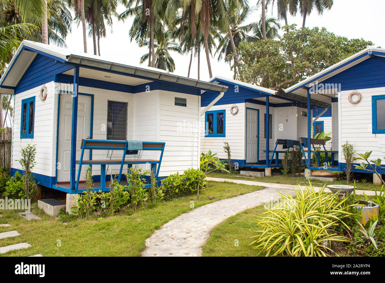 Maisons de vacances bleu et blanc en vert paysage paradis Banque D'Images