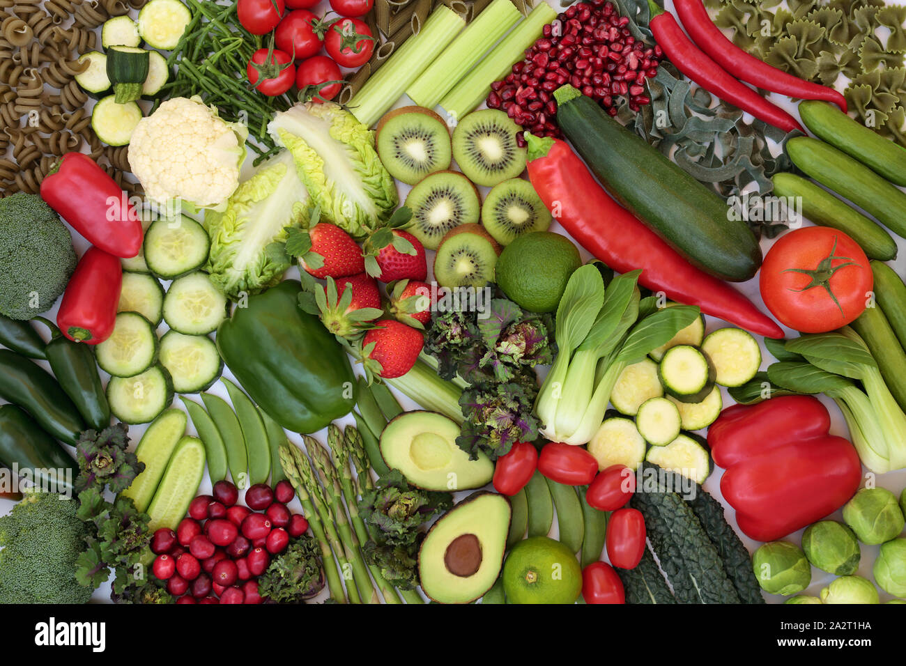 Collecte d'aliments végétaliens à base de plante avec les aliments verts et rouges de fruits & légumes et pâtes. Riche en vitamines, minéraux et antioxydants. Banque D'Images