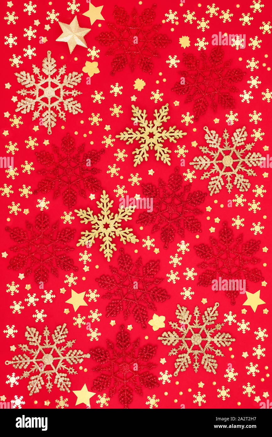 Flocon de neige de Noël et étoiles décorations babiole sur fond rouge. Carte de voeux traditionnels de conception ou du papier d'emballage pour les fêtes. Banque D'Images