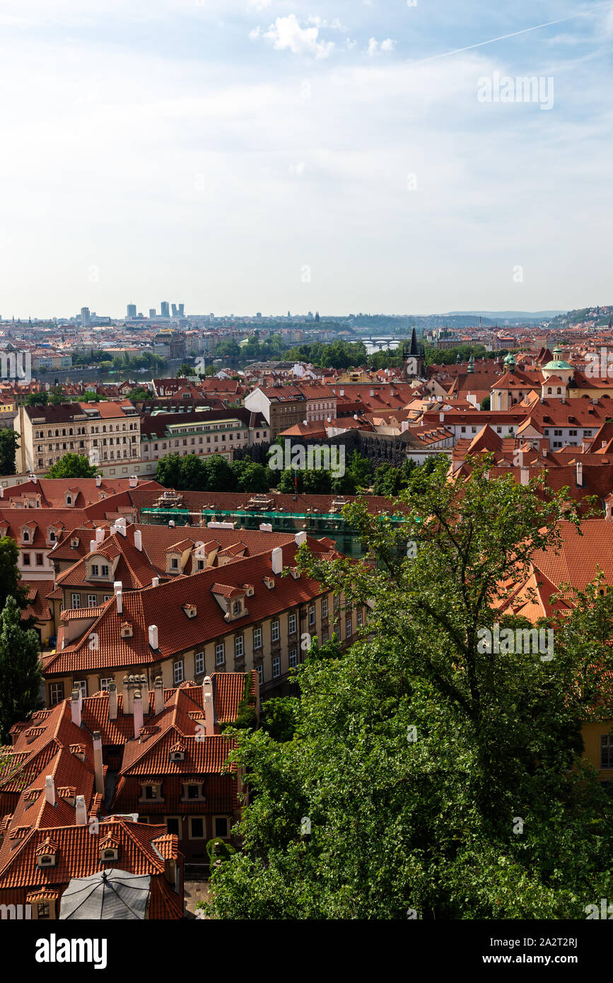 Voir le panorama de Prague avec des toits rouges et l'architecture historique de la Staromestska radnice, Ancien hôtel de ville, République Tchèque Banque D'Images