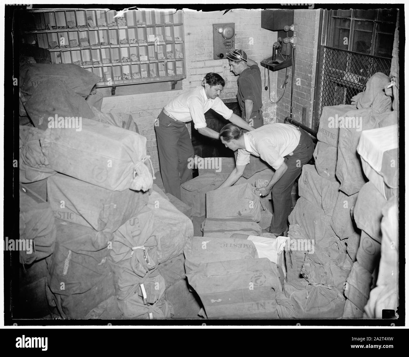 Prêt pour facteur. Washington, D.C., le 7 octobre. Après avoir été imprimées et pliées pour envoi à l'Imprimerie du gouvernement, les questionnaires du recensement de chômage sont déversées dans un mail chute qui les porte directement au bureau de poste de la ville de Washington. Travailler sur un horaire de 24 heures, l'impression des cartes les G.P.O. est au taux de 3 000 000 par jour Banque D'Images