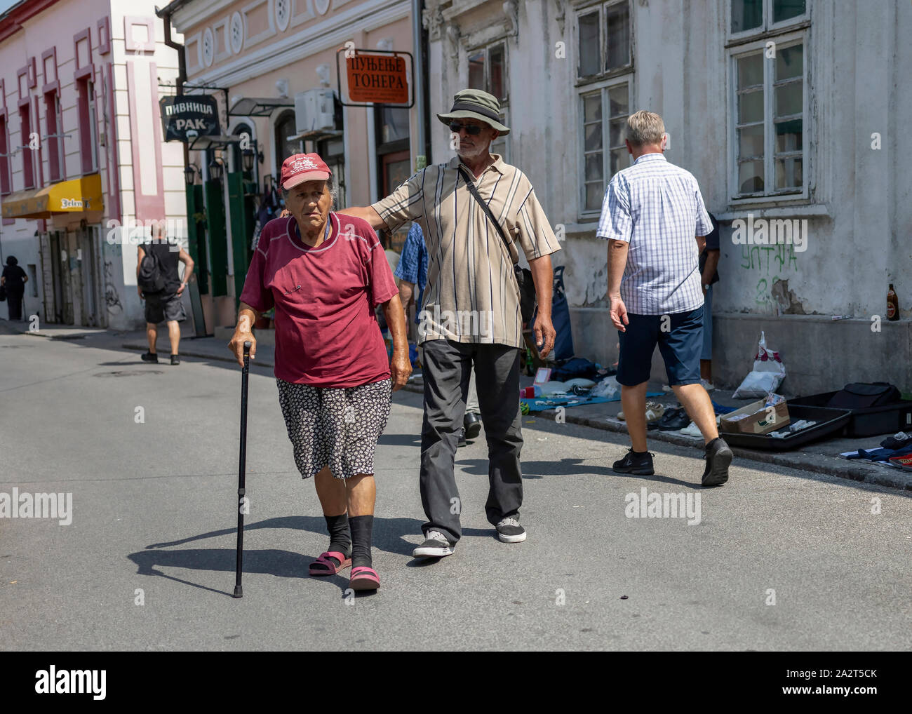 Belgrade, Serbie, Aug 9, 2019 : scène urbaine avec la haute couple walking down the street à Zemun Banque D'Images