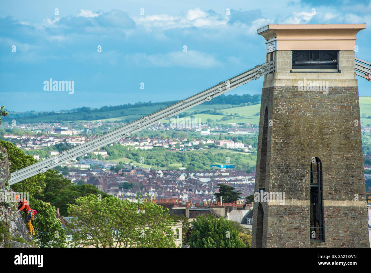 Rock climber sur Avon Gorge près de Clifton Suspension Bridge, Bristol, Avon, England, UK. Banque D'Images