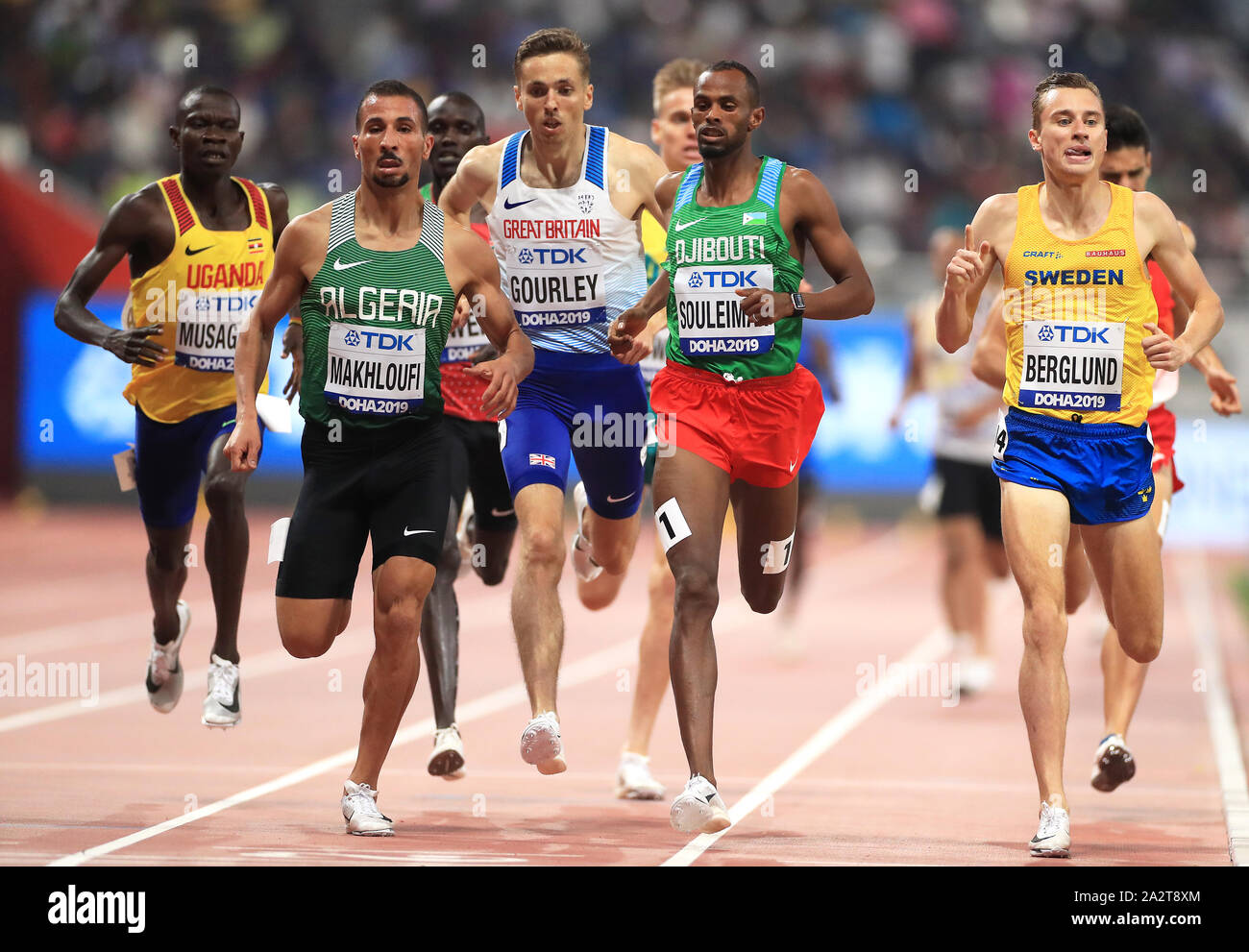 La société britannique Neil Gourley (centre) au cours de la chaleur 3 du 1500 mètres hommes pendant sept jours des Championnats du monde de l'IAAF à la Khalifa International Stadium, Doha, Qatar. Banque D'Images