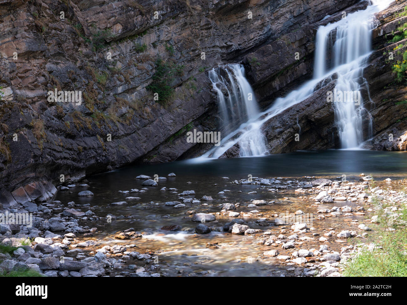 Image de l'exposition longue Cameron Falls près de Waterton, Waterton Lakes National Park, Alberta, Canada Banque D'Images