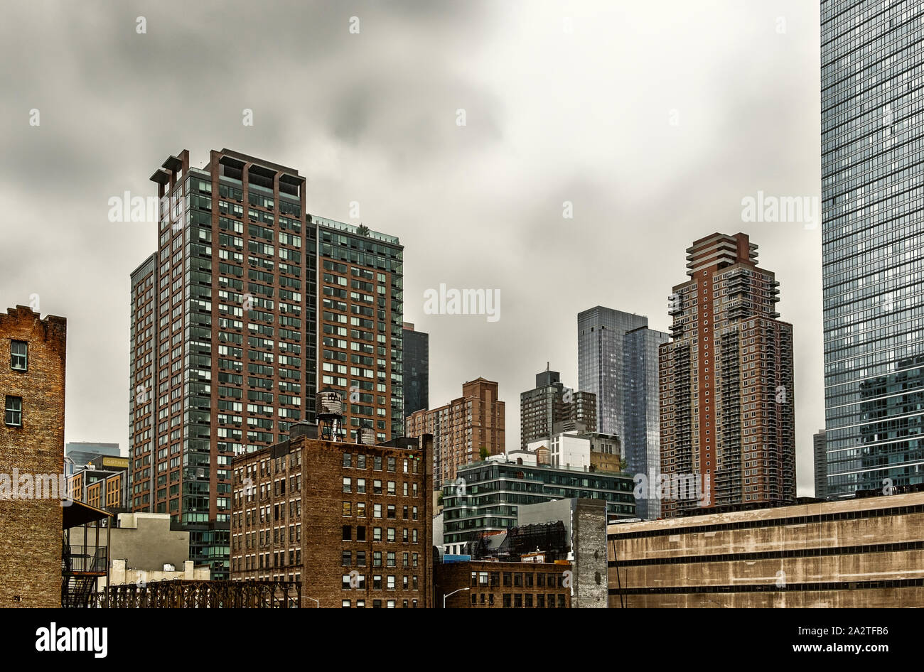 New York City, États-Unis, mai 2019, vue sur les gratte-ciels de la 11th Ave et de la 45th St W lors d'une journée passée dans Hell's Kitchen Banque D'Images