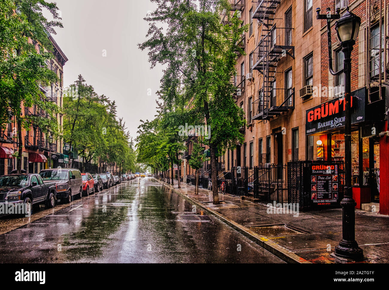 New York City, États-Unis, mai 2019, vue sur le salon de coiffure de Grum'd dans la 46e rue, par temps de pluie, Hell's Kitchen Banque D'Images