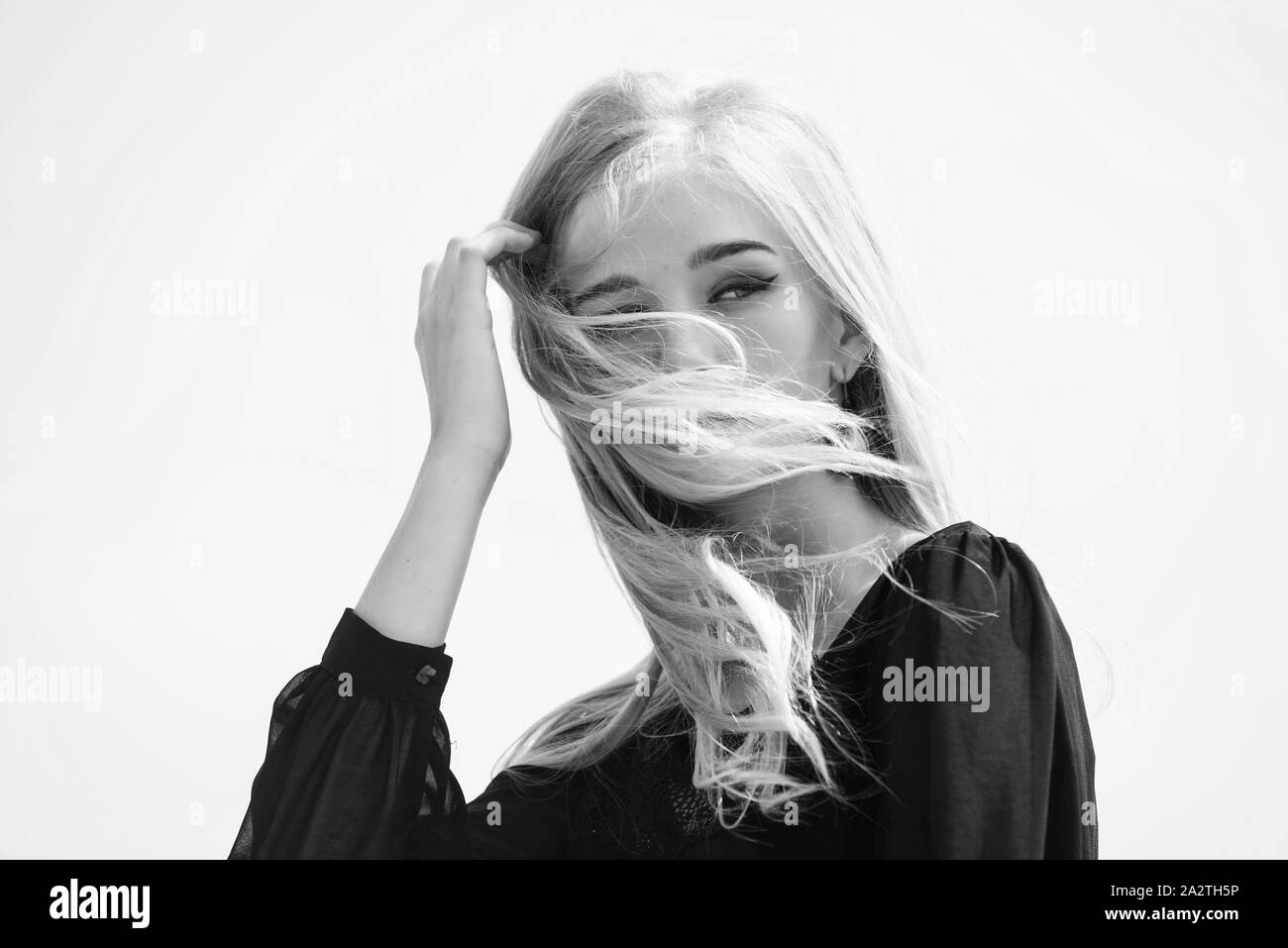 Blanchissement des racines. Comment réparer les cheveux décolorés et rapide en toute sécurité. Comment prendre soin de cheveux décolorés. Conseils coiffure concept. Sauver mes cheveux décolorés. Offres maquillage visage fille blonde fond de ciel. Banque D'Images Blanchissement des racines. Comment réparer les cheveux décolorés et rapide en toute sécurité. Comment prendre soin de cheveux décolorés. Conseils coiffure concept. Sauver mes cheveux décolorés. Offres maquillage visage fille blonde fond de ciel. Banque D'Images
