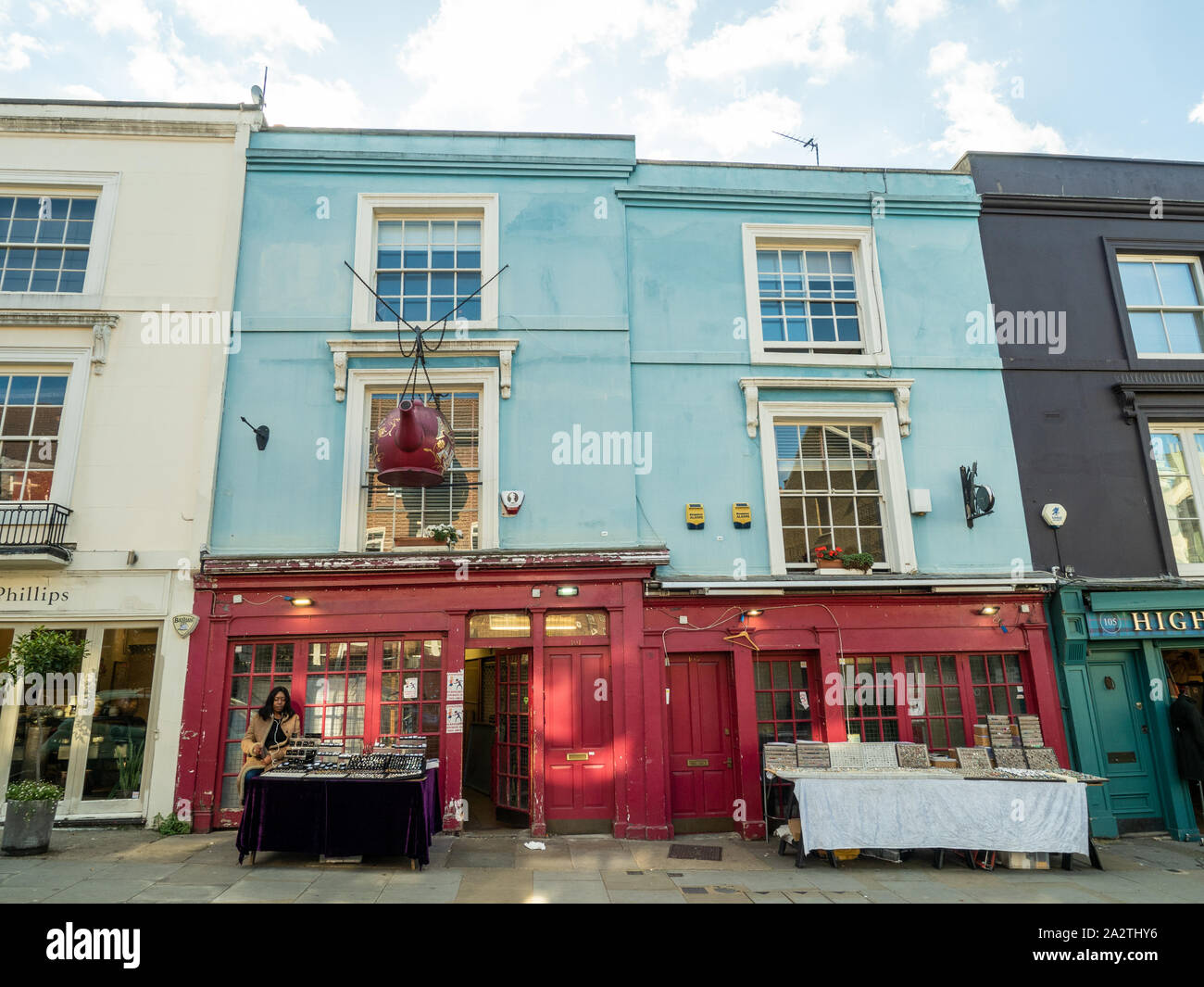 Façades de magasins colorées sur la route de Portabello, Notting Hill, Londres. Banque D'Images