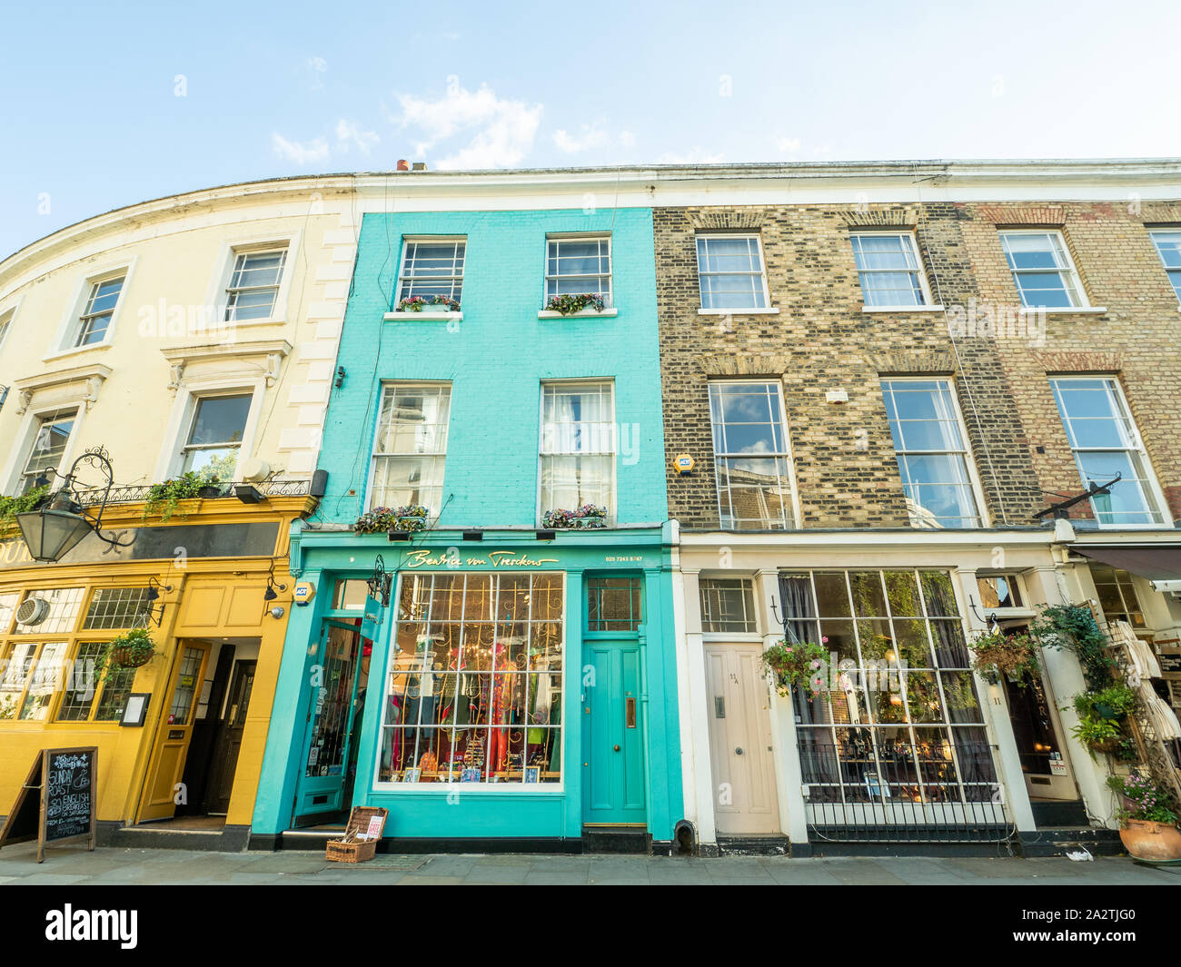 Boutiques pittoresques et colorées sur la route de Portabello, Notting Hill, Londres. Sun dans Splendor pub sur la gauche. Banque D'Images