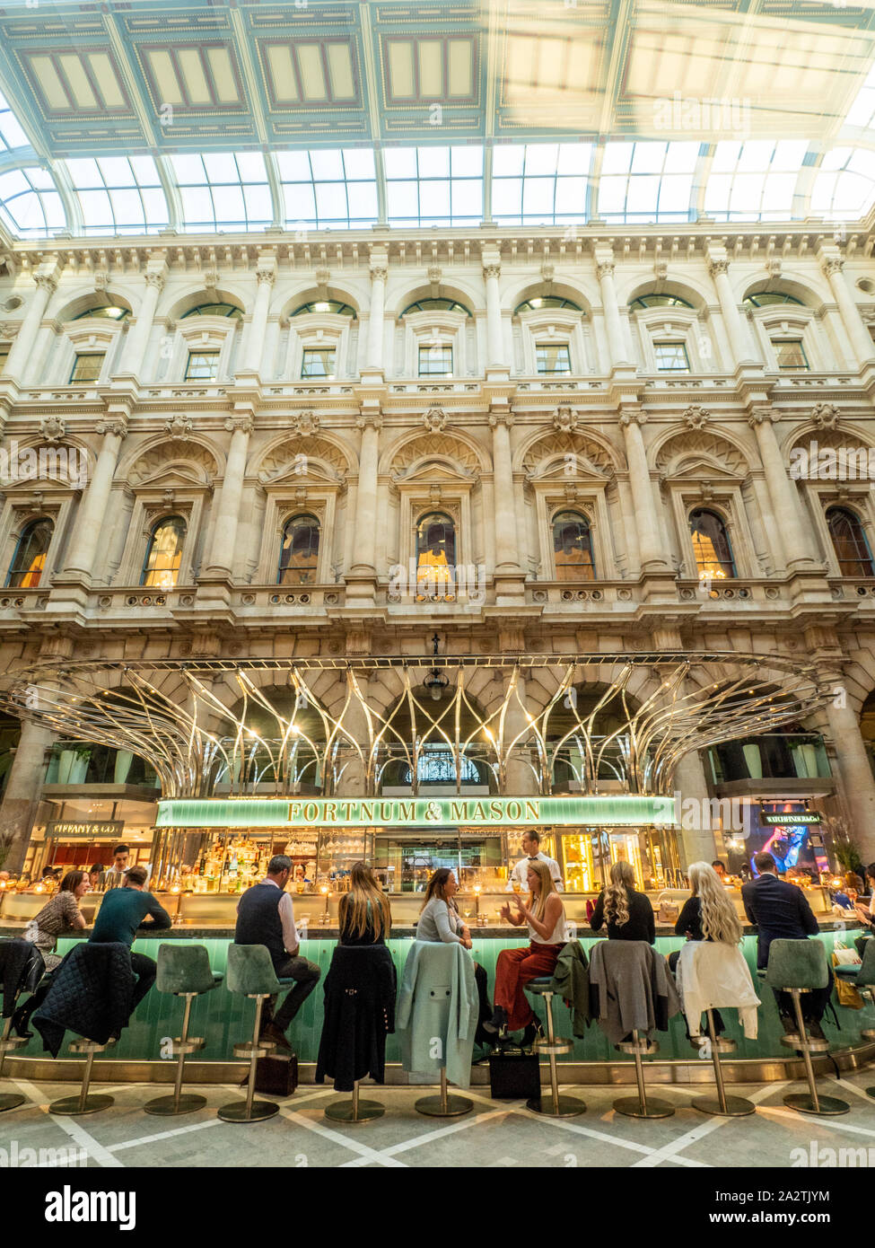 Le Royal Exchange, aujourd'hui un lieu de shopping de luxe avec Fortnum et Mason's bar et restaurant au milieu. Londres, Angleterre. Banque D'Images
