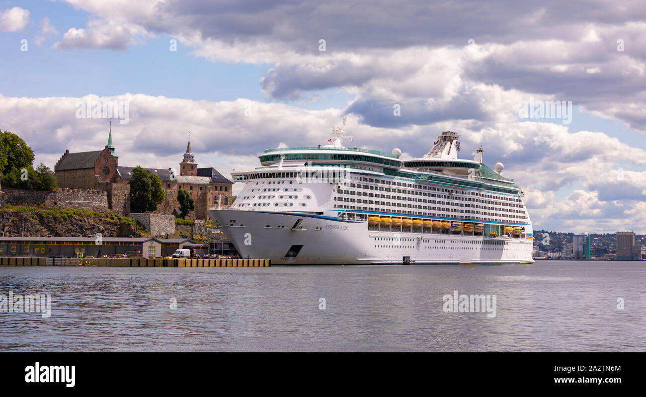 OSLO, Norvège - Explorer des mers, un navire de croisière Royal Caribbean, amarré au bord de la forteresse, Oslo. Banque D'Images