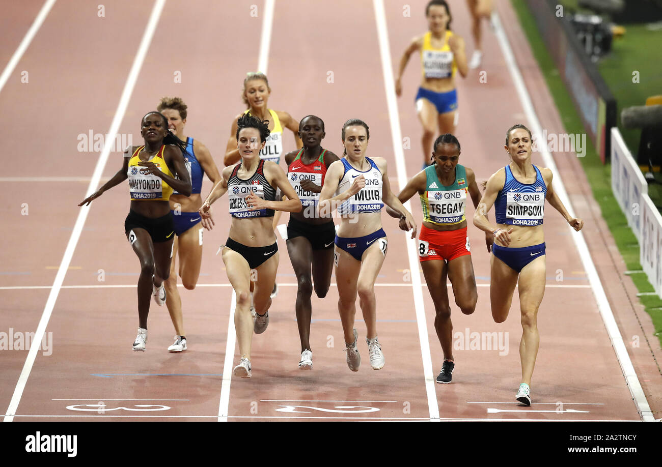 Grande-bretagne Laura Muir (centre droit) participe à la Women's 1500m demi-finale chauffe pendant sept jours des Championnats du monde de l'IAAF à la Khalifa International Stadium, Doha, Qatar. Banque D'Images