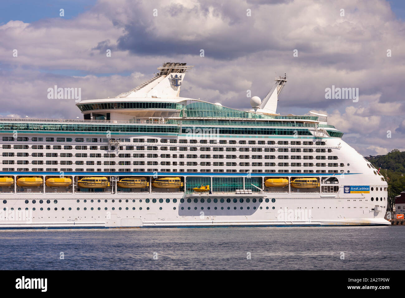 OSLO, Norvège - Explorer des mers, un navire de croisière Royal Caribbean, amarré au bord de la forteresse, Oslo. Banque D'Images
