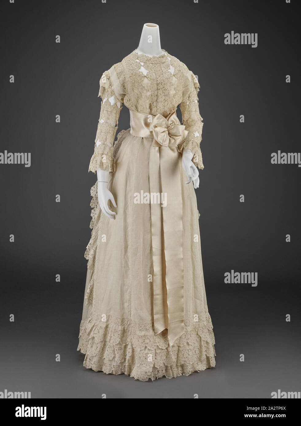 Robe de mariage (jupe, corsage, jupon, deux manches, deux moufles, echarpe, bow, du tour de pièce), Inconnu, 1898, coton, dentelle, satin de soie, une jupe) : centre retour 51-1/2 in., façade 43 in., à la taille 23 à 42., les hanches. B) : corsage centre retour 15-1/2 in., façade 16 in., buste 36 in., à la taille 34, longueur du manchon. En 17-1/2 in., les épaules en 15. C) le jupon : Centre retour 40 in., façade 40 in., à la taille 21 à 40., les hanches. D) Manchon : longueur 20 po. E) Manchon : longueur 20 po. F) Mitt : 11 x 5-1/2 in. G) Mitt : 11 x 5-1/2 in. H) : sash 127-1/2 x 4 in. I) Bow : 7 x 7 in. J) pièce de taille : 96 x 5-1/2 in., Cuisine Américaine Banque D'Images