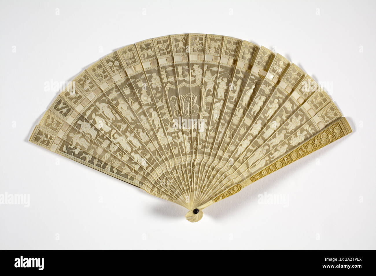 Ventilateur, l'ivoire, tissu, 12-9/16 x 7-1/4 x 1 in., Art asiatique Banque D'Images