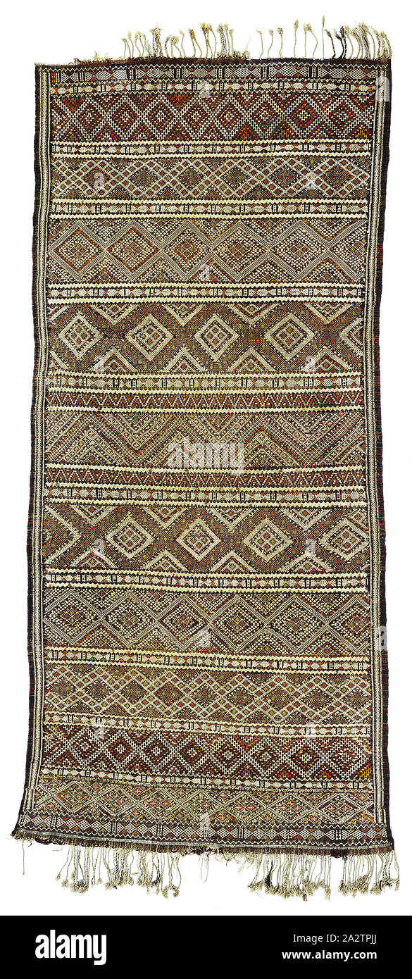 Tapis (hanbel), peuple berbère, première moitié du xxe siècle, la laine, le coton, paillettes, de 131-1/2 in. x 56-1/2 po, 334,0 x 143,5 cm. avec fringe, du textile et des arts de la mode Banque D'Images