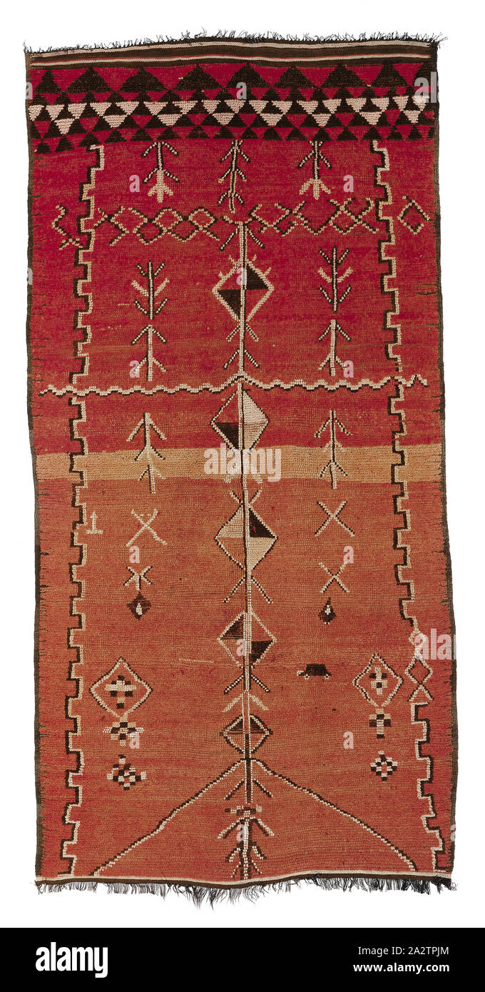 Tapis, peuple berbère, 1920 ou 1930, la laine, 122 x 60 in., 309,9 x 152,4 cm., du textile et des arts de la mode Banque D'Images