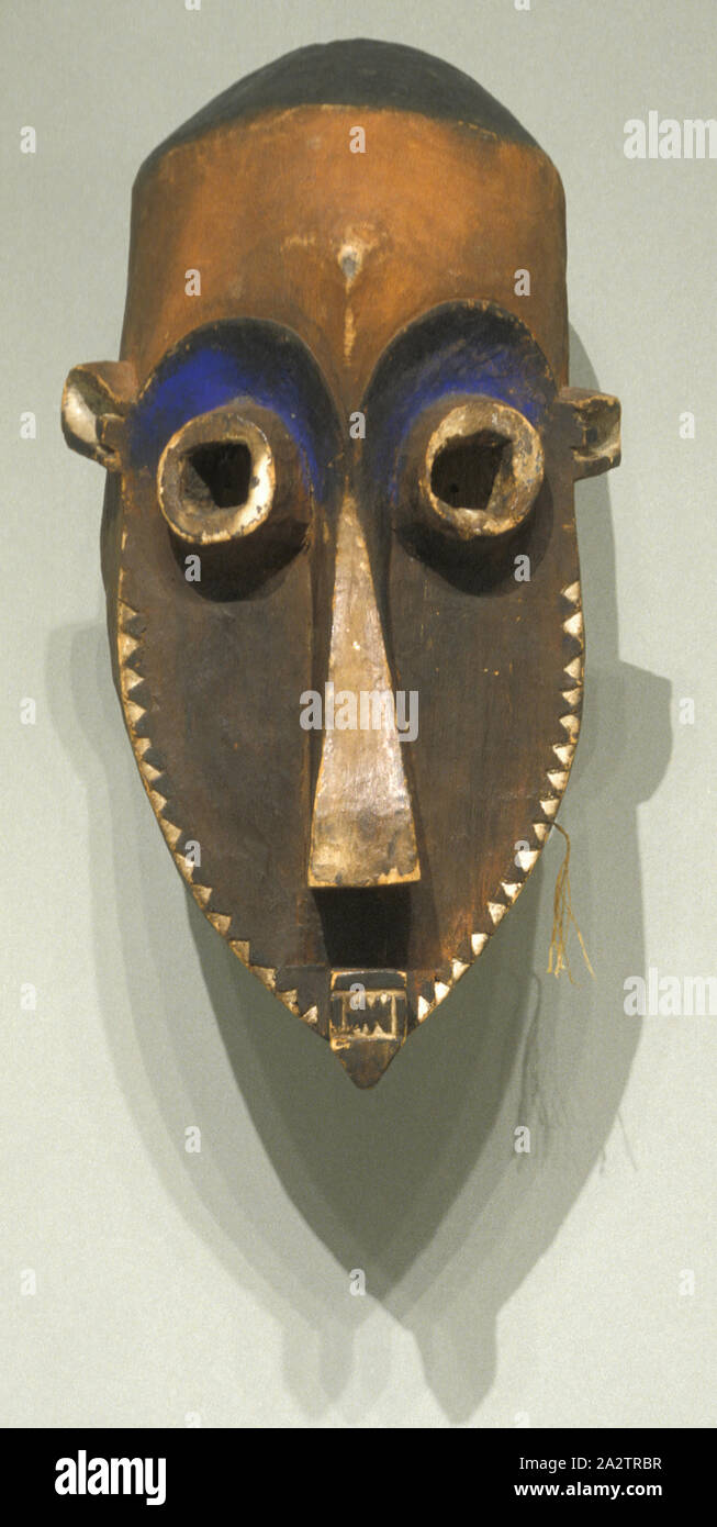 Masque casque Pende, personnes, première moitié du 20e siècle, Bois,  pigments, fibres, H : 17-15/16 in., l'Art Africain Photo Stock - Alamy