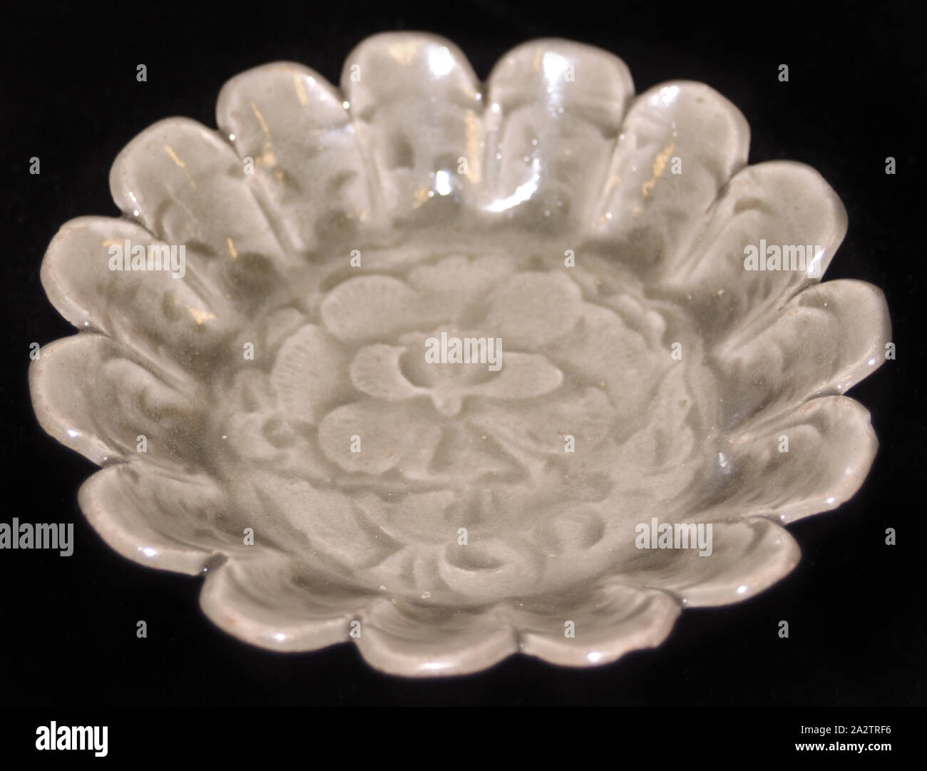 Plat à bord folié, Inconnu, dynastie des Song du Nord, environ 1100, en grès gris-vert olive, glaçure, 3-3/4 (diam.), Art Asiatique. Banque D'Images