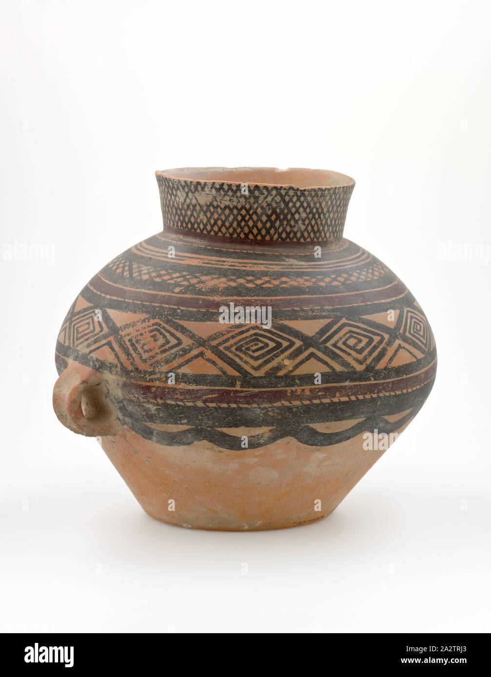 Bouche large storage jar avec bandes et pastilles-conception spiralée, néolithique, néolithique, environ 2200-2000 avant notre ère, argile et peinture, Venice, type 10-1/2 x 13 x 11-1/4 po., Art asiatique Banque D'Images