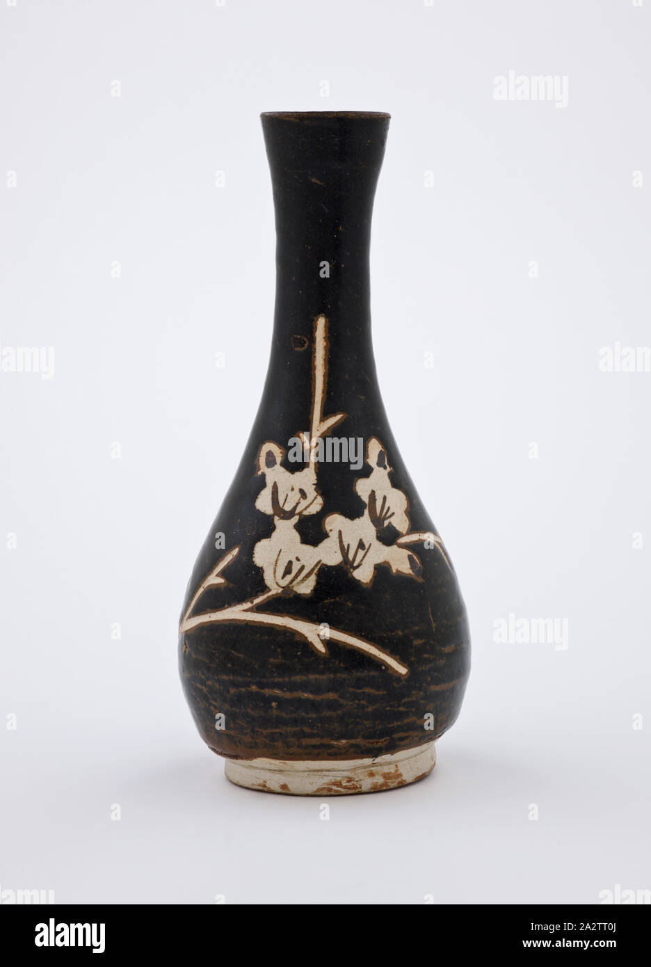 Bouteille avec réserver prune design, dynastie des Song du Sud, dynastie des Song du Sud, 1200s, jizhou ware avec glaçure, 7-7/8 in., Art asiatique Banque D'Images